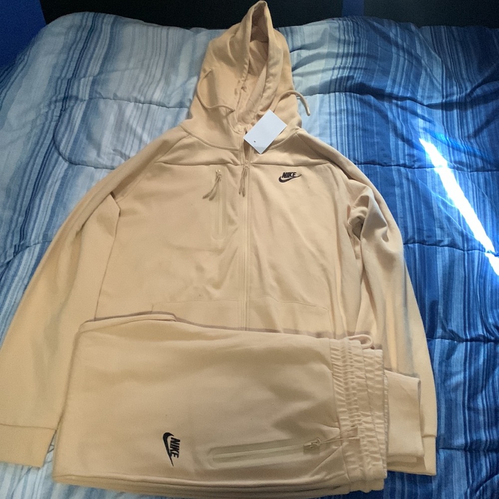 Nike sweatsuit size XL. never worn. price negotiable